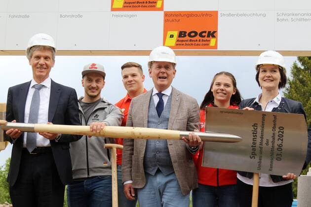 Bilder des Jahres 2020, Sport 06 Juni Sport Themen der Woche KW23 Sport Bilder des Tages Oberhof 03.06.2020 , Oberhof, Lotto Thüringen Eisarena, Spatenstich – Umbau und Modernisierung der Rennschlittenbahn Oberhof im Bild: u.a. Minister für Bildung, Jugend und Helmut Holter, Sascha Benecken, Ministerpräsident Bodo Ramelow (Die LINKE) und Landrätin Schmalkalden-Meininen Peggy Greiser mit einem überdimensionalen Spaten
