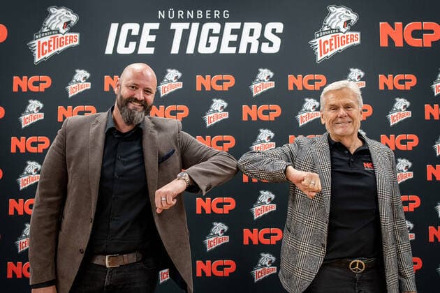 Bilder des Jahres 2020, Sport 06 Juni Sport Themen der Woche KW23 Sport Bilder des Tages 04.06.2020 - Eishockey - Saison 2020 2021 - DEL - Pressekonferenz Nürnberg Ice Tigers - ThHa - Wolfgang Gastner (Geschäftsführer, Geschaeftsfuehrer, Nürnberg Ice Tigers ) Peter Söll (Geschäftsführer NCP Engineering GmbH ) lächelt