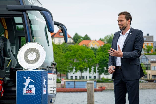 Bilder des Jahres 2020, Sport 06 Juni Sport Themen der Woche KW23 Sport Bilder des Tages HANDBALL 2019 20: Übergabe der Meisterschale in der LIQUI MOLY HBL Eckernförde, 4. Juni 2020. Der THW Kiel ist neuer deutscher Handball-Meister 2020. Am Hafen in Eckernförde, ungefähr auf halben Wege zwischen Flensburg und Kiel, übergibt eine Delegation des Vorjahresmeisters, der SG Flensburg-Handewitt, die Meisterschale an eine Delegation des THW Kiel. Eckernförde Schleswig-Holstein Deutschland