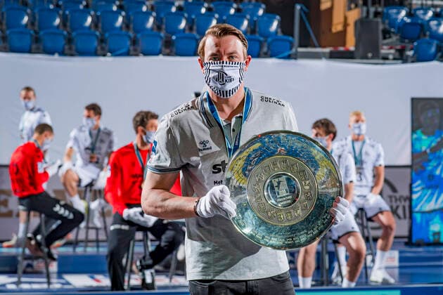 Bilder des Jahres 2020, Sport 06 Juni Sport Themen der Woche KW23 Sport Bilder des Tages HANDBALL 2019 20: Übergabe der Meisterschale in der LIQUI MOLY HBL Kiel, 4. Juni 2020. Der THW Kiel ist neuer deutscher Handball-Meister 2020. In einer von der Corona-Krise geprägten Zeremonie in der Sparkassen-Arena wird die Meisterschale an die Mannschaft des THW Kiel übergeben. Kiel Sparkassen-Arena Schleswig-Holstein Deutschland