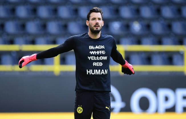 Bilder des Jahres 2020, Sport 06 Juni Sport Themen der Woche KW23 Sport Bilder des Tages Fussball Torwart Roman Buerki (Dortmund), T-Shirt mit Aufschrift Human , Protest gegen den Tod von George Floyd, der bei einem Polizeieinsatz in Minneapolis (USA) ums Leben kam Dortmund, 06.06.2020, Fussball Bundesliga, Borussia Dortmund - Hertha BSC Berlin Dortmund (DFL DFB REGULATIONS PROHIBIT ANY USE OF PHOTOGRAPHS as IMAGE SEQUENCES and or QUASI-VIDEO)