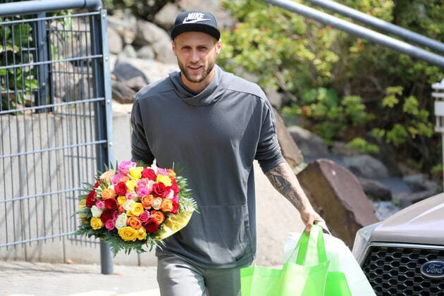 Bilder des Jahres 2020, Sport 06 Juni Sport Themen der Woche KW24 Sport Bilder des Tages Training 1. FC Köln Corona 1. Fussball Bundesliga Saison 2019 2020 Geißbockheim Köln Deutschland 08.06.2020 Marcel Risse (1. FC Köln) ist Vater geworden. Blumenstrauß