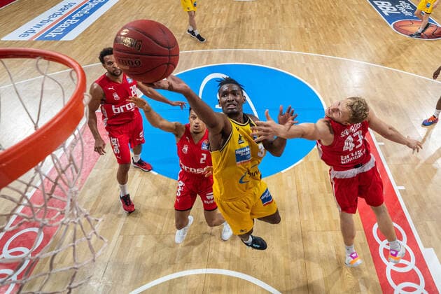 Bilder des Jahres 2020, Sport 06 Juni Sport Themen der Woche KW24 Sport Bilder des Tages Basketball easyCredit BBL Final-Turnier Basketball MÂ¸nchen 11.06.2020 Saison 2019 2020 easyCredit BBL Final-Turnier 2020 Vorrunde Gruppe B Spieltag 3 MHP RIESEN Ludwigsburg - Brose Bamberg Jaleen Smith (Ludwigsburg, No.03) Christian Sengfelder (Bamberg, No.43) Nelson Weidemann (Bamberg, No.02) MÂ¸nchen Audi-Dome Deutschland