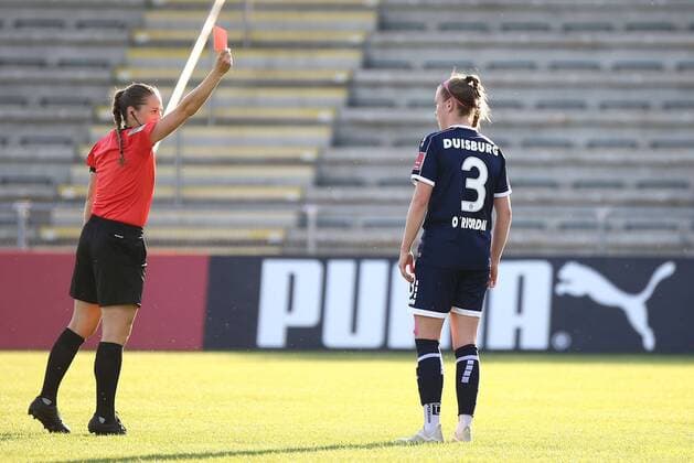 Bilder des Jahres 2020, Sport 06 Juni Sport Themen der Woche KW24 Sport Bilder des Tages 12.06.2020, xcex, GER, Frankfurt am Main, Stadion am Brentanobad, Frauenfussball, 1. Bundesliga, DIE LIGA, FLYERALARM Frauen-Bundesliga Saison 2019 2020 1. FFC Frankfurt - MSV Duisburg Claire O Riordan (MSV) sieht die rote Karte DFL regulations prohibit any use of photographs as image sequences and or quasi-video