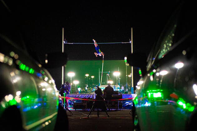 Bilder des Jahres 2020, Sport 06 Juni Sport Themen der Woche KW24 Sport Bilder des Tages Leichtathletik, Stabhochsprung, Autokino Düsseldorf. Mit der PSD Bank Flight Night Düsseldorf findet am 12.06.2020 im Autokino Düsseldorf das erste professionelle Zuschauer-Event Deutschlands im seit dem Ausbruch der Corona-Pandemie statt. Menno Vloon beim Sprung, zwischen zwei Autos, Copyright: xChristopherxNeundorf Kirchner-Mediax