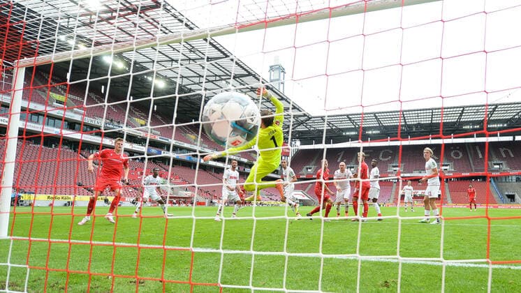 Bilder des Jahres 2020, Sport 06 Juni Sport Themen der Woche KW24 Sport Bilder des Tages 1. FC Koeln - 1. FC Union Berlin, 13.06.2020 Marvin Friedrich (Berlin, m.) trifft per Kopf gegen Torwart Timo Horn (1. FC Koeln). Fussball: 1. Bundesliga: Saison 19 20: 31. Spieltag: 1. FC Koeln - 1. FC Union Berlin, 13.06.2020 Foto: Matthias Koch POOL DFL REGULATIONS PROHIBIT ANY USE OF PHOTOGRAPHS AS IMAGE SEQUENCES AND OR QUASI VIDEO EDITORIAL USE ONLY NATIONAL AND INTERNATIONAL NEWS AGENCIES OUT Koeln NRW Deutschland