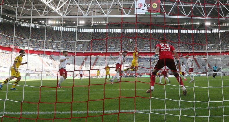Bilder des Jahres 2020, Sport 06 Juni Sport Themen der Woche KW24 Sport Bilder des Tages Fussball: 1. Bundesliga: Saison 19 20: 31. Spieltag: Fortuna Düsseldorf , Duesseldorf - BVB , Borussia Dortmund Tor Erling Haaland zum 1:0 , gegen Torwart Florian Kastenmeier , Sport: Fussball: 1. Bundesliga: Saison 19 20: .13.06.2020 31. Spieltag: Fortuna Düsseldorf , Duesseldorf - BVB , Borussia Dortmund Foto: Jürgen Fromme firosportphoto POOL DFL REGULATIONS PROHIBIT ANY USE OF PHOTOGRAPHS AS IMAGE SEQUENCES AND OR QUASI VIDEO EDITORIAL USE ONLY NATIONAL AND INTERNATIONAL NEWS AGENCIES OUT Stadt Düsseldorf Merkur-Arena Bundesland NRW Deutschland