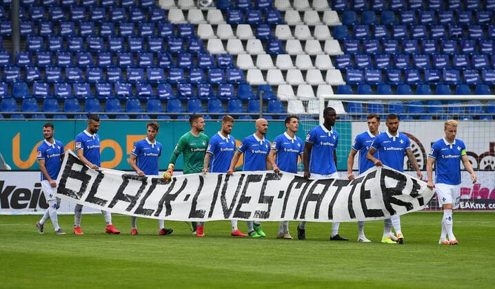 Bilder des Jahres 2020, Sport 06 Juni Sport Themen der Woche KW24 Sport Bilder des Tages 14.06.2020, xfux, Fussball 2. Bundesliga, Saison 19 20, Spieltag 31, SV Darmstadt 98 - Hannover 96, emonline, emspor, v.l. Darmstadts Spieler laufen mit einem Black Lives Matter Plakat ein Darmstadt DFL REGULATIONS PROHIBIT ANY USE OF PHOTOGRAPHS AS IMAGE SEQUENCES AND OR QUASI VIDEO EDITORIAL USE ONLY NATIONAL AND INTERNATIONAL NEWS AGENCIES OUT