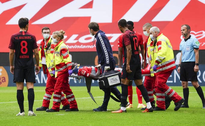 Bilder des Jahres 2020, Sport 06 Juni Sport Themen der Woche KW24 Sport Bilder des Tages Fussball - 1. Bundesliga - 1. FSV Mainz 05 - FC Augsburg Fussball - 1. Bundesliga - 1. FSV Mainz 05 - FC Augsburg - 14.06.2020, Verletzung bei Taiwo Awoniyi (Mainz), Bildnachweis: hasan bratic rscp-photo DFL regulations prohibit any use of photographs as image sequences and or quasi-video. EDITORIAL USE ONLY. National and international News-Agencies OUT. Mainz OPEL ARENA Rheinland-Pfalz Germany
