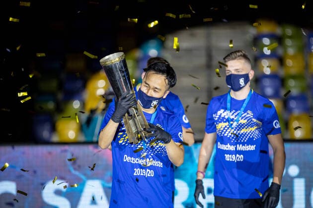 Bilder des Jahres 2020, Sport 06 Juni Sport Themen der Woche KW24 Sport Bilder des Tages Shang Kun (1. FC Saarbruecken) mit dem Pokal TTF Ochsenhausen -1. FC Saarbruecken TT, TTBL Finale am 14. 06. 2020 Frankfurt Copyright: xLau xEibner-Pressefotox EP_blu