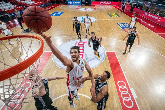 Bilder des Jahres 2020, Sport 06 Juni Sport Themen der Woche KW25 Sport Bilder des Tages Basketball easyCredit BBL Final-Turnier Basketball München 15.06.2020 Saison 2019 2020 easyCredit BBL Final-Turnier 2020 Vorrunde Gruppe B Spieltag 5 RASTA Vechta - Brose Bamberg Assem Marei (Bamberg, No.50) Ishmail Wainright (Vechta, No.24) München Audi-Dome Deutschland