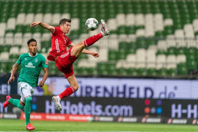 Bilder des Jahres 2020, Sport 06 Juni Sport Themen der Woche KW25 Sport Bilder des Tages SV Werder Bremen vs Bayern Muenchen 16.06.2020 Davie Selke (SV Werder Bremen 09), Theodor Gebre Selassie (Werder Bremen 23) nphgm001: Fussball: 1. Bundesliga: Saison 19 20: 32. Spieltag: SV Werder Bremen vs Bayern Muenchen 16.06.2020 Foto: gumzmedia nordphoto POOL DFL regulations prohibit any use of photographs as image sequences and or quasi-video. EDITORIAL USE ONLY National and international News-Agencies OUT. Bremen wohninvest Weserstadion Bremen DEUTSCHLAND