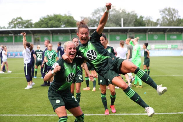 IMAGO Iconic Moments, Fußball - Frauen Bilder des Jahres 2020, Sport 06 Juni Sport Themen der Woche KW25 Sport Bilder des Tages Wolfsburg vs Freiburg, BL Frauen Wolfsburg, Deutschland 17.06.2020, FUßBALL - VfL Wolfsburg vs SC Freiburg, Flyeralarm Frauen Bundesliga, Saison 2019 20. Schlussjubel, VfL Wolfsburg Frauen ist vorzeitig Deutscher Meister 2020. Svenja Huth (VfL Wolfsburg), Sara Doorsoun (VfL Wolfsburg) Wolfsburg