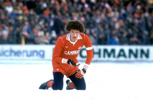 Archivbilder der Woche SPORT KW25 Fussball Bundesliga Saison 197879: VFB Stuttgart - 1. FC Kaiserslautern 3:0 auf Schneeboden am 13.01.1979 Klaus Toppmöller im Schnee kniend (FCK)
