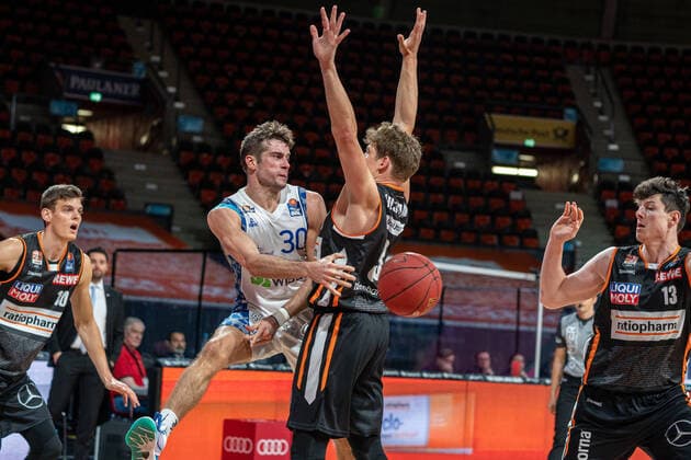 Bilder des Jahres 2020, Sport 06 Juni Sport Themen der Woche KW25 Sport Bilder des Tages 19.06.2020 Basketball easyCredit Final-Turnier Basketball München 19.06.2020 Saison 2019 2020 easyCredit BBL Final-Turnier 2020 Viertelfinale Spiel 2 ratiopharm Ulm - FRAPORT Skyliners Joe Rahon (Frankfurt, No.30) Patrick Heckmann (Ulm, No. 33) München Audi-Dome Deutschland