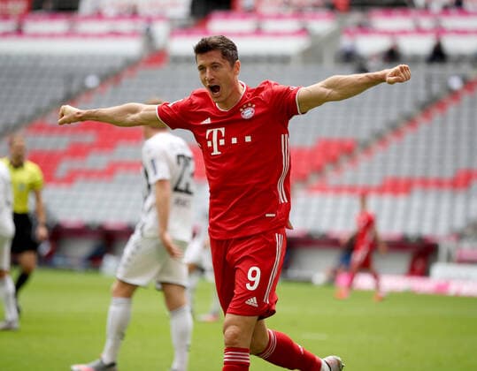 Bilder des Jahres 2020, Sport 06 Juni Sport Themen der Woche KW25 Sport Bilder des Tages 1. Fussball Bundesliga FC Bayern München - SC Freiburg Saison 2019 2020 Jubel des Torschützen Robert Lewandowski 9 von FC Bayern Muenchen nach dem 2:0 1. Fussball Bundesliga FC Bayern München - SC Freiburg Saison 2019 2020 Foto : Stefan Matzke sampics Pool via Chai von nder Laage Nur für journalistische Zwecke ! Only for editorial use ! DFL regulations prohibit any use of photographs as image sequences and or quasi-video München Bayern Deutschland