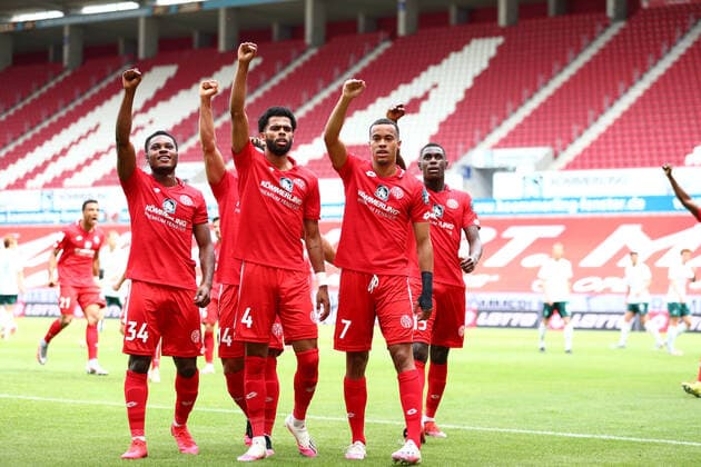 Bilder des Jahres 2020, Sport 06 Juni Sport Themen der Woche KW25 Sport Bilder des Tages 1. FSV Mainz 05 vs SV Werder Bremen 20.06.2020 Robin Quaison (FSV Mainz 05) bejubelt den Treffer zum 1:0 mit Jeremiah St. Juste (FSV Mainz 05), Ridle Baku (FSV Mainz 05) und Moussa Niakhate (FSV Mainz 05) mit dem Gruss gegen Rassismus, Fussball: 1. Bundesliga:: nphgm001: Saison 19 20: 33. Spieltag: 1. FSV Mainz 05 vs SV Werder Bremen 20.06.2020 Foto: Neis Eibner Pool via gumzmedia nordphoto DFB regulations prohibit any use of photographs as image sequences and or quasi-video. Editorial Use ONLY National and International News Agencies OUT DFL REGULATIONS PROHIBIT ANY USE OF PHOTOGRAPHS AS IMAGE SEQUENCES AND OR QUASI VIDEO EDITORIAL USE ONLY NATIONAL AND INTERNATIONAL NEWS AGENCIES OUT Mainz Opel Arena Rheinland Pfalz Deutschland