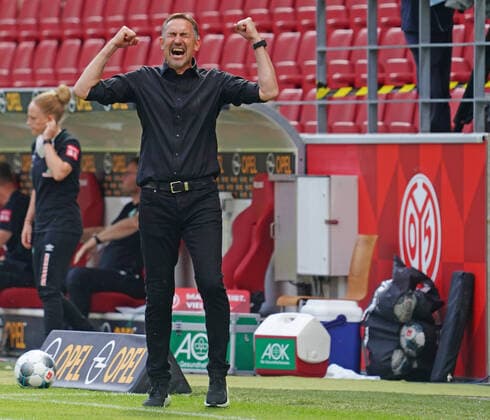 Sport Bilder des Tages Fussball - 1. BL - 1. FSV Mainz 05 - SV Werder Bremen - 20.06.2020, Trainer Achim Beierlorzer (M05) Schlussjubel, Bildnachweis: hasan bratic rscp-photo DFL regulations prohibit any use of photographs as image sequences and or quasi-video. EDITORIAL USE ONLY. National and international News-Agencies OUT.