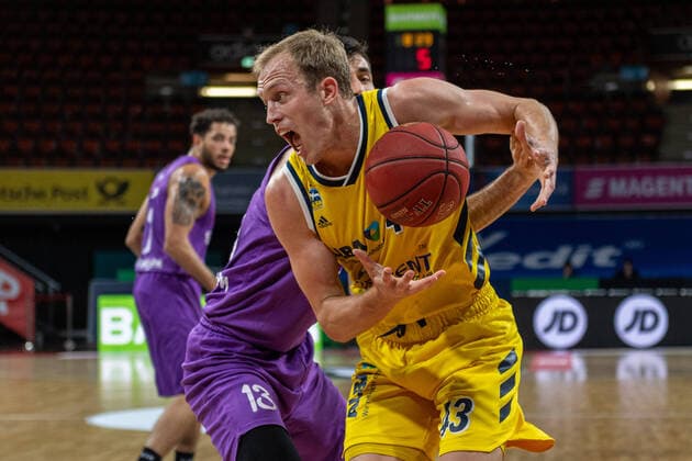 Bilder des Jahres 2020, Sport 06 Juni Sport Themen der Woche KW25 Sport Bilder des Tages Basketball easyCredit BBL Final-Turnier Basketball München 20.06.2020 Saison 2019 2020 easyCredit BBL Final-Turnier 2020 Viertelfinale Spiel 2 Alba Berlin - BG Göttingen Luke Sikma (Alba Berlin, No.43) Mihajlo Andric (Göttingen, No.13) München Audi-Dome Deutschland