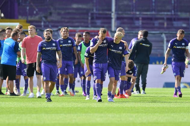 Bilder des Jahres 2020, Sport 06 Juni Sport Themen der Woche KW25 Fußball - 2. Bundesliga - 33. Spieltag VfL Osnabrück - Holstein Kiel am 21.06.2020 an der Bremer Brücke in Osnabrück Klassenerhalt geschafft. Vorne weg Sven Köhler Koehler (Osnabrueck) und Bryan Henning (Osnabrueck).