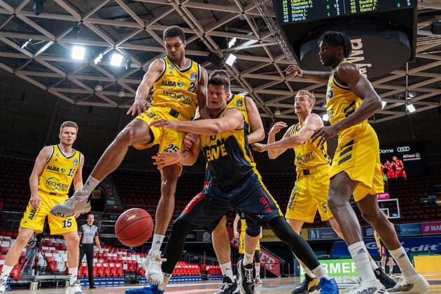 Bilder des Jahres 2020, Sport 06 Juni Sport Themen der Woche KW26 Sport Bilder des Tages 24.06.2020 Basketball easyCredit Final-Turnier Basketball München 24.06.2020 Saison 2019 2020 easyCredit BBL Final-Turnier 2020 Halbfinale Spiel 2 ALBA Berlin - EWE Baskets Oldenburg Kenneth Ogbe (Alba Berlin, No.25) Filip Stanic, Oldenburg No. 65 München Audi-Dome Deutschland