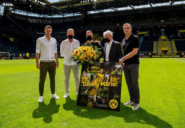 Bilder des Jahres 2020, Sport 06 Juni Sport Themen der Woche KW26 Sport Bilder des Tages Fussball: 1. Bundesliga: Saison 2019 2020, 27.06.2020,34. Spieltag, BVB, Borussia Dortmund - TSG Hoffenheim Mario Goetze (BVB) mi., wird von Sebastian Kehl (BVB, Leiter der Lizenzspielerabteilung) . Vorsitzender der Geschaeftsfuehrung Hans-Joachim Watzke (BVB), Praesident Dr. Reinhard Rauball (BVB), und Michael Zorc (BVB Sportdirektor) verabschiedet , v.li., firo, Sport: Fussball: 1. Bundesliga: Saison 2019 2020, 27.06.2020,34. Spieltag, BVB, Borussia Dortmund - TSG Hoffenheim Foto: Alexandre Simoes POOL firo Sportphoto Stadt Dortmund Signal Iduna Park Bundesland NRW Deutschland