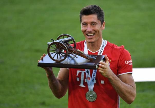 Bilder des Jahres 2020, Sport 06 Juni Sport Themen der Woche KW26 Sport Bilder des Tages 1.German Football League VFL WOLFSBURG - FC BAYERN MUENCHEN 0-4 Wolfsburg, Germany, 27 th June 2020, Winners ceremony after the match: Its the 30 th championship title for FCB. Robert LEWANDOWSKI, FCB 9 gets the top scorer cannon as the season s top scorer at the 1.Bundesliga match VFL WOLFSBURG - FC BAYERN MUENCHEN 0-4 in season 2019 2020 am matchday 34. FCB Foto: Frank Hoermann Sven Simon Pool via Peter Schatz - DFL REGULATIONS PROHIBIT ANY USE OF PHOTOGRAPHS as IMAGE SEQUENCES and or QUASI-VIDEO - National and international News-Agencies OUT Editorial Use ONLY Wolfsburg Volkswagen Arena Niedersachsen Germany