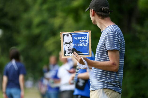 Bilder des Jahres 2020, Sport 06 Juni Sport Themen der Woche KW26 Sport Bilder des Tages 27.06.2020, Fussball, Saison 2019 2020, Bundesliga, FC Schalke 04, Demonstration der Fans des FC Schalke 04 gegen den Aufsichtsratsvorsitzenden Clemens Tönnies auf dem Vereinsgelände. Gelsenkirchen Geschäftsstelle FC Schalke 04 NRW Deutschland. Foto: RHR-FOTO Pool