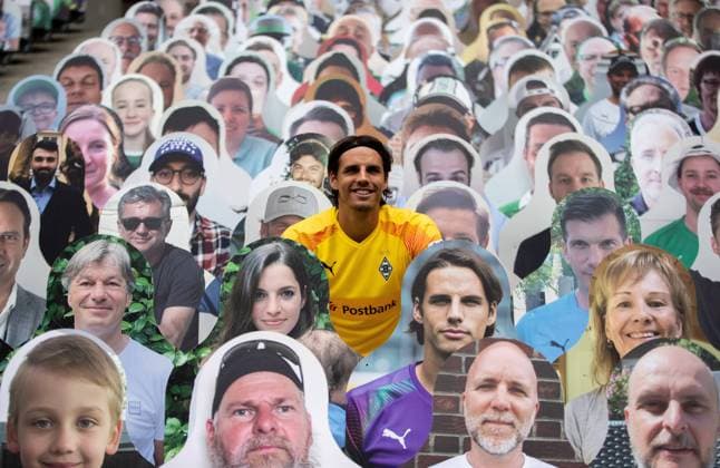 Bilder des Jahres 2020, Sport 06 Juni Sport Themen der Woche KW26 Sport Bilder des Tages Borussia Moenchengladbach - Hertha BSC Berlin, 27.06.2020 Torwart Yann Sommer (Bor. Moenchengladbach) strahlend nach dem Spiel inmitten der Pappmaschees der Gladbacher Fans in der Nordkurve. 27.06.2020, Fussball, 1. Bundesliga, Saison 2019 20, 34. Spieltag, Borussia Moenchengladbach - Hertha BSC Berlin, DFL REGULATIONS PROHIBIT ANY USE OF PHOTOGRAPHS AS IMAGE SEQUENCES AND OR QUASI VIDEO Foto: MORITZ MUELLER POOL Only for Editorial use Moenchengladbach NRW Deutschland