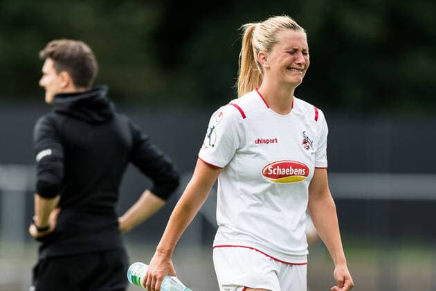 Bilder des Jahres 2020, Sport 06 Juni Sport Themen der Woche KW26 Sport Bilder des Tages FLYERALARM Frauen Fussball Bundesliga; 1. FC Koeln - SC Sand; 28.06.2020 Trotz Sieg gegen den SC Sand kann der Abstieg nicht verhindert werden - Trauer beim 1. FC Koeln: Rachel Rinast ( 31, 1. FC Koeln) FLYERALARM Frauen Fussball Bundesliga, 1. FC Koeln - SC Sand, Koeln, Franz-Kremer-Stadion DFL REGULATIONS PROHIBIT ANY USE OF PHOTOGRAPHS AS IMAGE SEQUENCES AND OR QUASI-VIDEO. Copyright: xBEAUTIFULxSPORTS Wunderlx