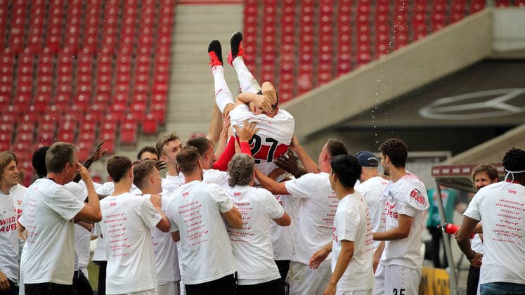 Bilder des Jahres 2020, Sport 06 Juni Sport Themen der Woche KW26 Sport Bilder des Tages VfB Stuttgart - SV Darmstadt 98 VfB Stuttgart feiern den Abschied von Mario Gomez (VfB Stuttgart) Deutschland, Stuttgart, 28.06.2020, Fussball, 2. Bundesliga, Saison 2019 2020, 34. Spieltag, VfB Stuttgart - SV Darmstadt DFL DFB REGULATIONS PROHIBIT ANY USE OF PHOTOGRAPHS AS IMAGE SEQUENCES AND OR QUASI-VIDEO Foto: Pressefoto Rudel Robin Rudel Pool Pressefoto Rudel; Stuttgart Baden-Württemberg Deutschland