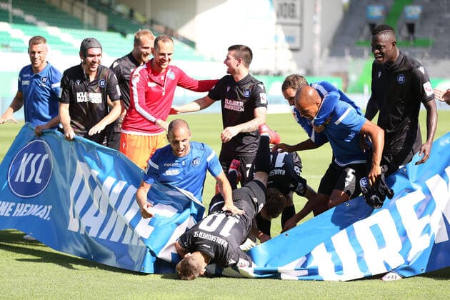 Bilder des Jahres 2020, Sport 06 Juni Sport Themen der Woche KW26 Sport Bilder des Tages Der KSC feiert den Klassenerhalt nach dem Rückrundenspiel der Saison 2019 2020 zwischen SpVgg Greuther Fürth und dem Karlsruher Sportclub (1:2) in Fürth; 28 06 2020 -