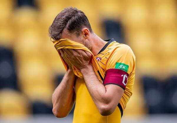 Bilder des Jahres 2020, Sport 06 Juni Sport Themen der Woche KW26 Sport Bilder des Tages 28. Juni 2020: Dresden, Fussball 2. Bundesliga, 34. Spieltag: SG Dynamo Dresden - VfL Osnabrueck: Dresdens Florian Ballas fassungslos.