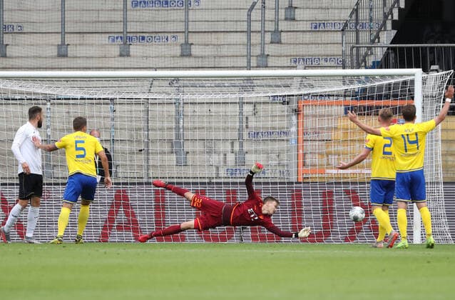 Bilder des Jahres 2020, Sport 06 Juni Sport Bilder des Tages Verl - Lok Leipzig 30.06.2020 Bielefeld, 30.06.2020, Bielefelder Alm, Fussball, Regionalliga, Relegation, Rückspiel um den Aufstieg in die 3.Liga , SC Verl vs 1.FC Lokomotive Leipzig , Im Bild: Tor für Verl zum 1:1 Ausgleich. Torwart Fabian Guderitz (32, Lok) kann den Schuss von Ron Schallenberg (6, Verl) nicht parieren. , DFB regulations prohibit any use of photographs as image sequences and or quasi-video. ,