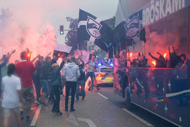 Bilder des Jahres 2020, Sport 06 Juni 30.06.2020 - Fußball, 2019 2020, Aufstiegsfeier nach Drittligaaufstieg des SC Verl: Nach dem Aufstiegsspiel des SC Verl gegen 1. FC Lokomotive Leipzig und dem damit verbundenen Aufstieg in die 3. Liga feiern Fans ihre Mannschaft. Im Bild: Fans mit bengalischem Feuer. Foto: Noah Wedel Verl Nordrhein-Westfalen Deutschland