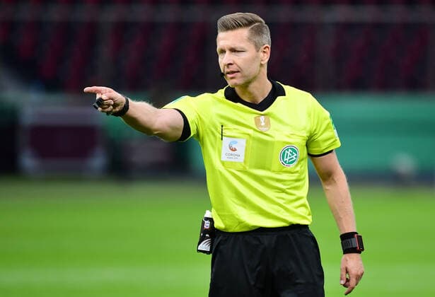 Fussball DFB Pokal Finale, Bayer 04 Leverkusen - FC Bayern Muenchen 04.07.2020, xkvx, Fussball DFB Pokal Finale, Bayer 04 Leverkusen - FC Bayern Muenchen emspor, v.l. Schiedsrichter Tobias Welz gibt Anweisungen, gestikuliert, mit den Armen gestikulieren gives instructions, gesticulate. Foto: Kevin Voigt Jan Huebner Pool (DFL DFB REGULATIONS PROHIBIT ANY USE OF PHOTOGRAPHS as IMAGE SEQUENCES and or QUASI-VIDEO - Editorial Use ONLY, National and International News Agencies OUT) Berlin Olympiastadion Berlin Deutschland (DE)