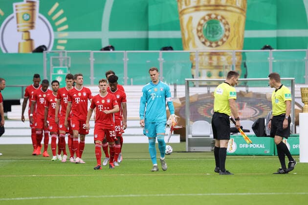 Fussball, Pokalfinale: Saison 2019 2020, 04.07.2020 DFB-Pokal Finale der Herren , Bayer Leverkusen - Bayern München , Muenchen FCB Torwart , Torhüter , Goalkeeper , Manuel Neuer , Einlauf ins Stadion , Kommen ins Stadion , Schiedsrichter , Schiri , Referee , Tobias Welz , gestik , geste , FCB Joshua Kimmich , firo, Sport, Fussball, Pokalfinale: Saison 2019 2020, 04.07.2020 DFB-Pokal Finale der Herren Bayer Leverkusen - FC Bayern München , Muenchen Foto: Jürgen Fromme firosportphoto POOL DFL REGULATIONS PROHIBIT ANY USE OF PHOTOGRAPHS as IMAGE SEQUENCES and or QUASI-VIDEO. EDITORIAL USE ONLY. Nur für journalistische Zwecke! Only for editorial use! Stadt Berlin Olympiastadion Bundesland Berlin Deutschland