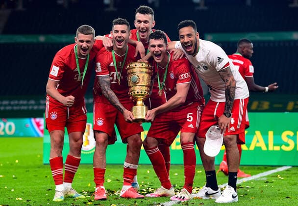Fussball DFB Pokal Finale, Bayer 04 Leverkusen - FC Bayern Muenchen 04.07.2020, xkvx, Fussball DFB Pokal Finale, Bayer 04 Leverkusen - FC Bayern Muenchen emspor, v.l. Michael Cuisance (FC Bayern Muenchen), Lucas Hernandez (FC Bayern Muenchen), Ivan Perisic (FC Bayern Muenchen), Niklas Suele (FC Bayern Muenchen) mit dem POKAL Foto: Kevin Voigt Jan Huebner Pool (DFL DFB REGULATIONS PROHIBIT ANY USE OF PHOTOGRAPHS as IMAGE SEQUENCES and or QUASI-VIDEO - Editorial Use ONLY, National and International News Agencies OUT) Berlin Olympiastadion Berlin Deutschland (DE)
