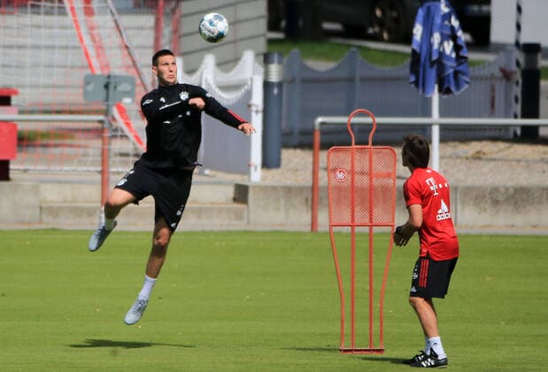 Sport Themen der Woche KW28 Sport Bilder des Tages 09.07.2020, FC Bayern Trainingsgelaende, Saebenerstrasse, Muenchen, im Bild: Niklas Suele (FCB) und Simon Martinello (FCB)