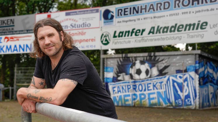 Bilder des Jahres 2020, Sport 07 Juli Sport Themen der Woche KW29 Sport Bilder des Tages 17.07.2020, Hänsch-Arena, Meppen, GER, 3. Liga, Pressekonferenz, Vorstellung des neuen Trainers Torsten Frings, der neue Trainer im Stadion, im Hintergrund das Fanprojekt, DFL REGULATIONS PROHIBIT ANY USE OF PHOTOGRAPHS AS IMAGE SEQUENCES AND OR QUASI-VIDEO. Meppen Niedersachsen Germany Hänsch-Arena