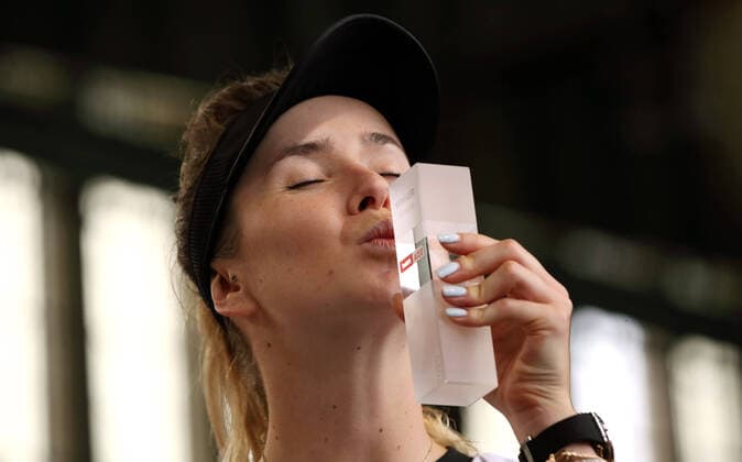 Bilder des Jahres 2020, Sport 07 Juli Sport Themen der Woche KW29 Sport Bilder des Tages Siegerin Gewinnerin Elina Svitolina (UKR) mit Pokal im Hangar 6 Flughafen-Tempelhof Tennis bett1Aces Damen Saison 2019 2020 17.07.2020