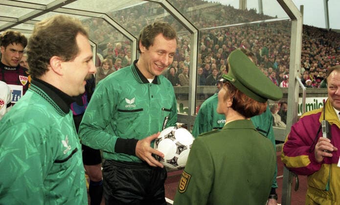 02.12.95 VfB Stuttgart - Hamburger SV Deutschland, Stuttgart, 02.12.1995, Fussball, Bundesliga, Saison 1995 1996, VfB Stuttgart - Hamburger SV (3:0): Hellmut Krug (Schiedsrichter) bekommt von einer Polizistin den Spielball überreicht.