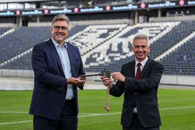 Bilder des Jahres 2020, Sport 08 August Sport Themen der Woche KW32 Sport Bilder des Tages 03.08.2020, xmkx, Fussball 1.Bundesliga, Eintracht Frankfurt - offizielle Stadionuebergabe Deutsche Bank Park emspor, v.l. Axel Hellmann (Vorstand Eintracht Frankfurt), Oberbuergermeister Peter Feldmann (DFL DFB REGULATIONS PROHIBIT ANY USE OF PHOTOGRAPHS as IMAGE SEQUENCES and or QUASI-VIDEO) Frankfurt am Main