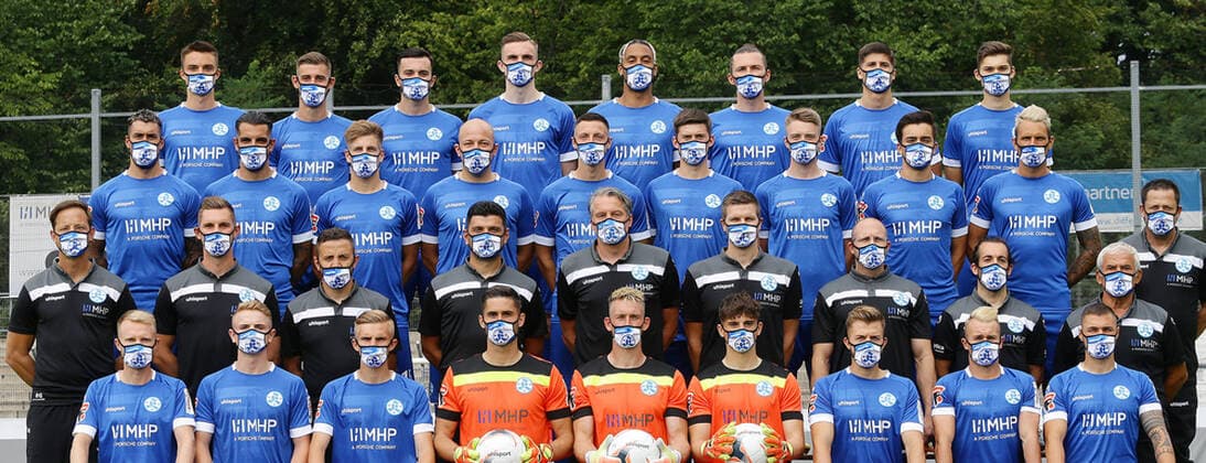 Bilder des Jahres 2020, Sport 08 August Sport Themen der Woche KW32 Sport Bilder des Tages 03.08.2020, Stuttgart , Oberliga , Fototermin Stuttgarter Kickers , Mannschaftsfoto 2020 2021 , 4. Reihe von unten von links: Theo Rieg David Braig Bleron Visoka Niklas Kolbe Ruben Reisig Mijo Zunjic Tino Jukic Robin Schwemmle 3.Reihe von unten von links: Cristian Giles Dens Zagaria Nico Blank Lukas Kling Noah Lulic Nick Rudloff Niklas benkeser Marcelo Freitas Markus Obernosterer 2.Reihe von unten von links: Trainer Ramon Gehrmann Yannick Dreyer Mustafa Ural Ümit Sahin Lutz Siebrecht Patrick Rost Adrian Fleuchaus Sascha Weininger Willi Mast Dieter Kerschbaum 1. Reihe von unten von links: Marvin Weiss Marian Riedinger Benedickt Landwehr Thomas Bromma Tobias Trautner Maximilian otto David Kammenbauer Malte Moos Niko Dobros
