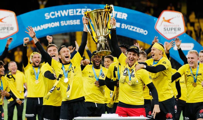 Bilder des Jahres 2020, Sport 08 August Sport Themen der Woche KW32 Foto Manuel Geisser 03.8.2020 Bern : Wankdorf Stadion Saison 2019 2020 Herren Fussball Super League BSC Young Boys Bern - FC St.Gallen Fabian Lustenberger und Torwart Marco Wölfli mit Pokal BSC Young Boys Bern Schweizer Meister 2019 2020