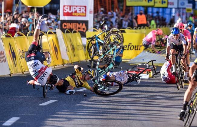 Bilder des Jahres 2020, Sport 08 August Sport Themen der Woche KW32 Sport Bilder des Tages 2020.08.05 Katowice Kolarstwo Szosowe Tour De Pologne 2020 Etap 1 N z Wypadek na mecie, meta, wypadek, krew, katowice sedzia Foto Rafal Rusek PressFocus 2020.08.05 Katowice Road cycling, Rad, Radsport, Strasse Tour De Pologne 2020 Etap 1 Wypadek na mecie, meta, wypadek, krew, katowice sedzia Credit: Rafal Rusek PressFocus NEWSPIX.PL --- Newspix.pl 20200805PF_RR061