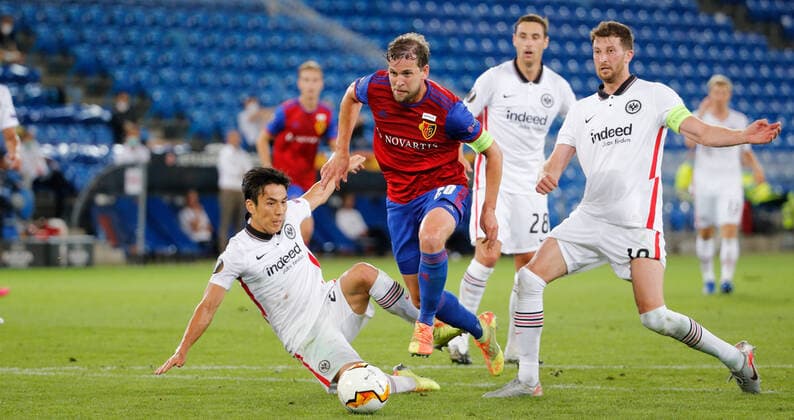 Bilder des Jahres 2020, Sport 08 August Sport Themen der Woche KW32 Sport Bilder des Tages Foto Manuel Geisser 05.8.2020 Basel : Stadion St.Jakob Park Basel Saison 2019 2020 Herren Fussball UEFA Europa League 1 8 Final Rückspiel FC Basel - Eintracht Frankfurt Fabian Frei (mitte,FC Basel) gegen Makoto Hasebe (li) und David Abraham (Frankfurt)