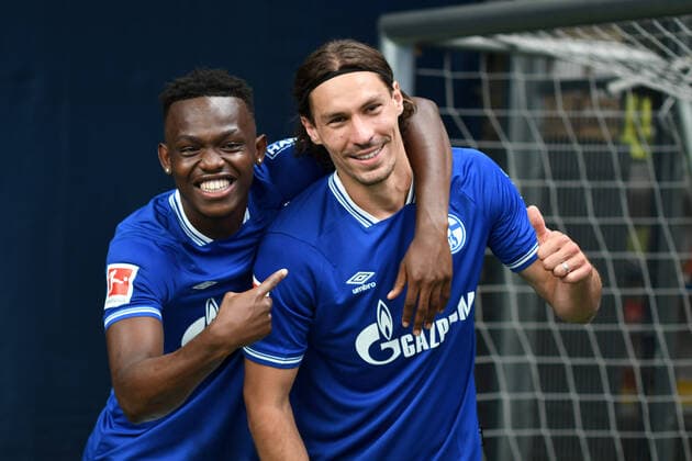 Bilder des Jahres 2020, Sport 08 August Sport Themen der Woche KW32 Sport Bilder des Tages V.l.n.r. Rabbi Matondo freut sich ueber die Vertragsverlaengerung von Benjamin Stambouli ( beide Schalke 04 ). 06.08.2020, Fussball, Teampraesentation, Schalke 04, Saison 2020 21 DFL REGULATIONS PROHIBIT ANY USE OF PHOTOGRAPHS AS IMAGE SEQUENCES AND OR QUASI-VIDEO 06.08.2020, Fussball, Teampraesentation, Schalke 04, Saison 2020 21 Gelsenkirchen Copyright: xThomasxThienelx Eibner-Pressefotox EP_ttl