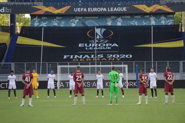 Bilder des Jahres 2020, Sport 08 August Sport Themen der Woche KW32 Fussball Europa League FC Sevilla - AS Rom Die Spieler stehen zu einer Gedenkminute fuer die Corona-Opfer am Mittelkreis, Feature, Symbolfoto, Randmotiv, Fussball Europa League, Achtelfinale, FC Sevilla (SEV) - AS Rom, am 06.08.2020 in Duisburg Deutschland. Foto: AnkeWaelischmiller Sven Simon Pool Sven Simon Fotoagentur GmbH & Co. Pressefoto KG Prinzess-Luise-Str. UEFA regulations prohibit any use of photographs as image sequences and or quasi-video Duisburg Schauinsland-Reisen-Arena Nordrhein Westfalen DEU, Deutschland, Germany