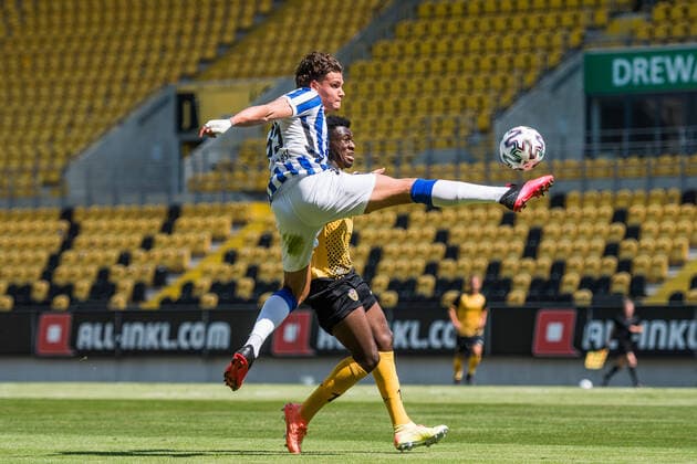 Bilder des Jahres 2020, Sport 08 August Sport Themen der Woche KW32 Dresdens Agyemang Diawusie (rechts) gegen Omar Rekik (links); Testspiel SG Dynamo Dresden - Hertha BSC U23; Fußball; 3. Liga; Saison 2019 2020; Sommervorbereitung; Rudolf-Harbig-Stadion; Dresden; 09. August 2020;